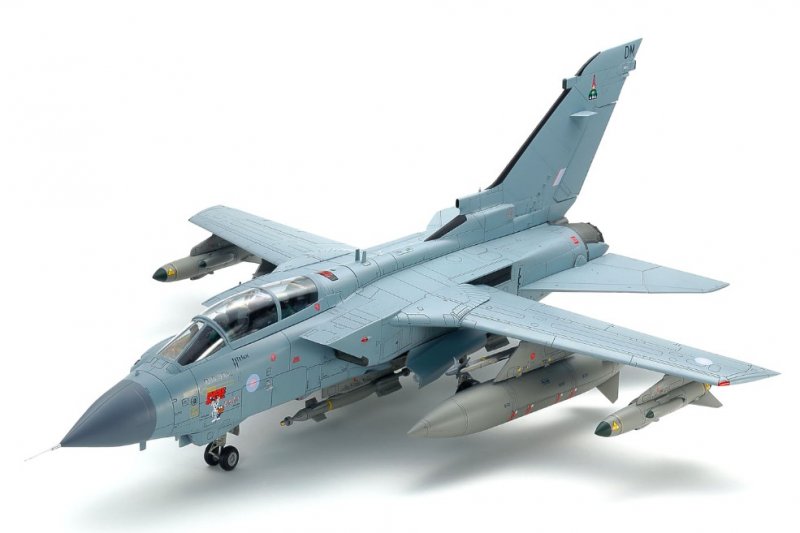 Tamiya 25425 - 1/32 Tornado Gr.4 (w/Pilot Figures)