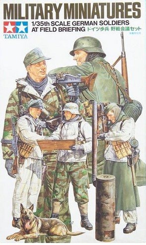 Tamiya 35212 - 1/35 German Soldiers at Field Briefing WWII