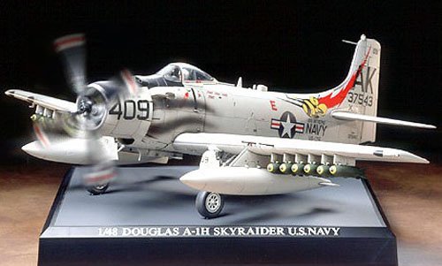 Tamiya 61505 - 1/48 Douglas A-1H Skyraider US Navy \'Prop